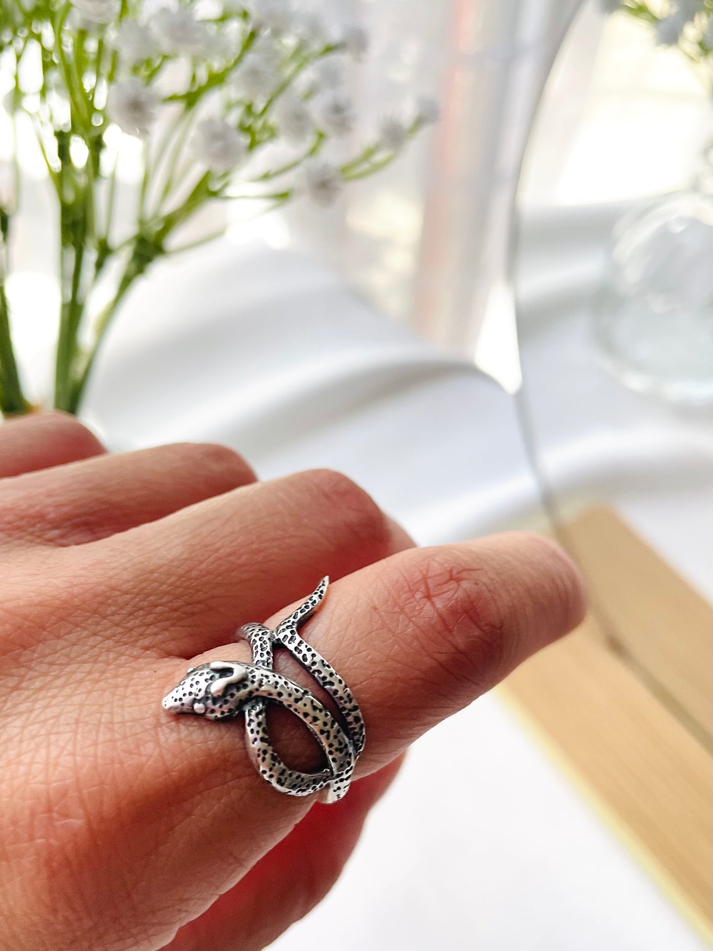 Anillo serpiente texturizada