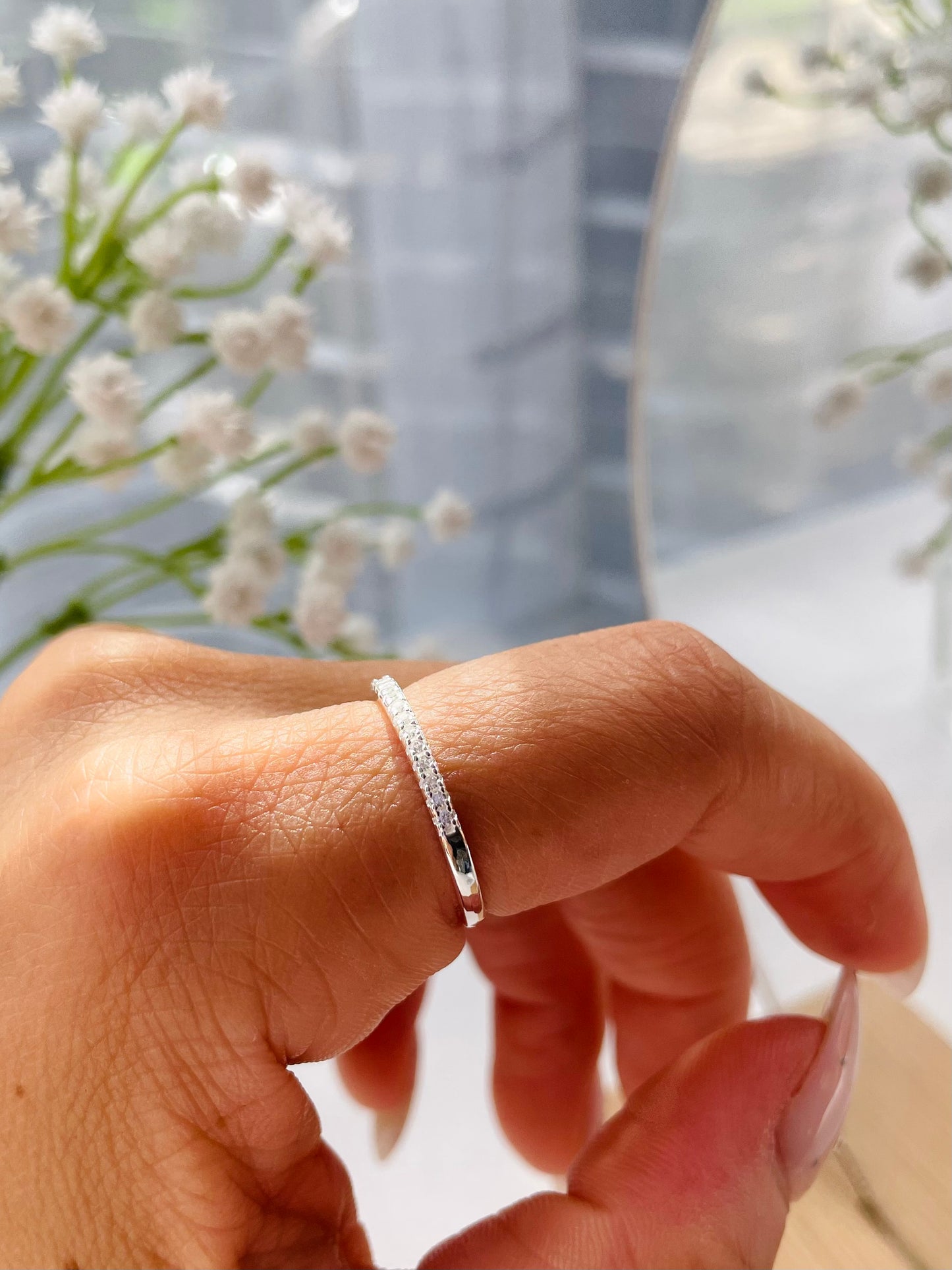Anillo cintillo de circones