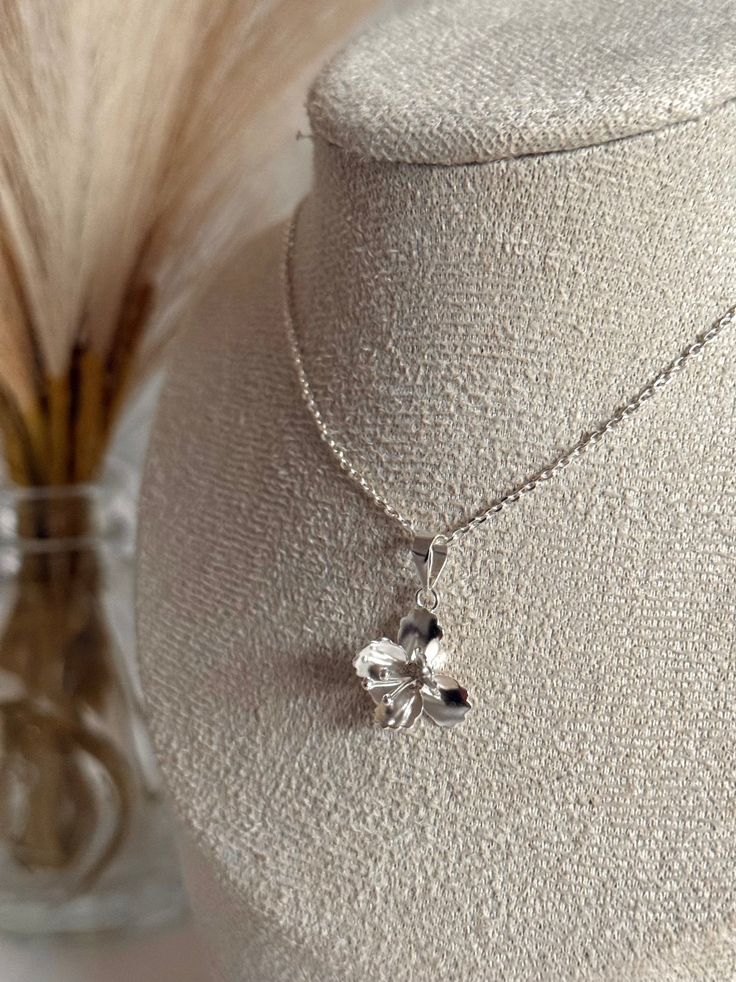 Collar flor pistilos