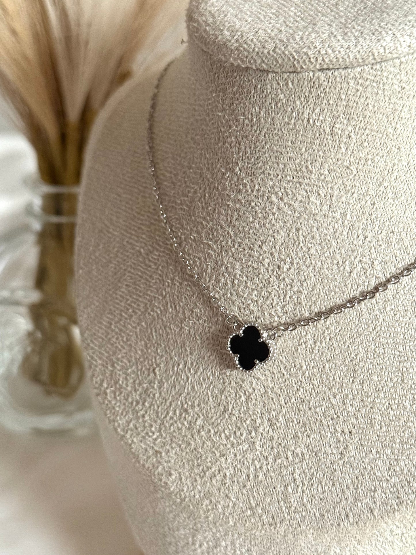 Collar trébol negro