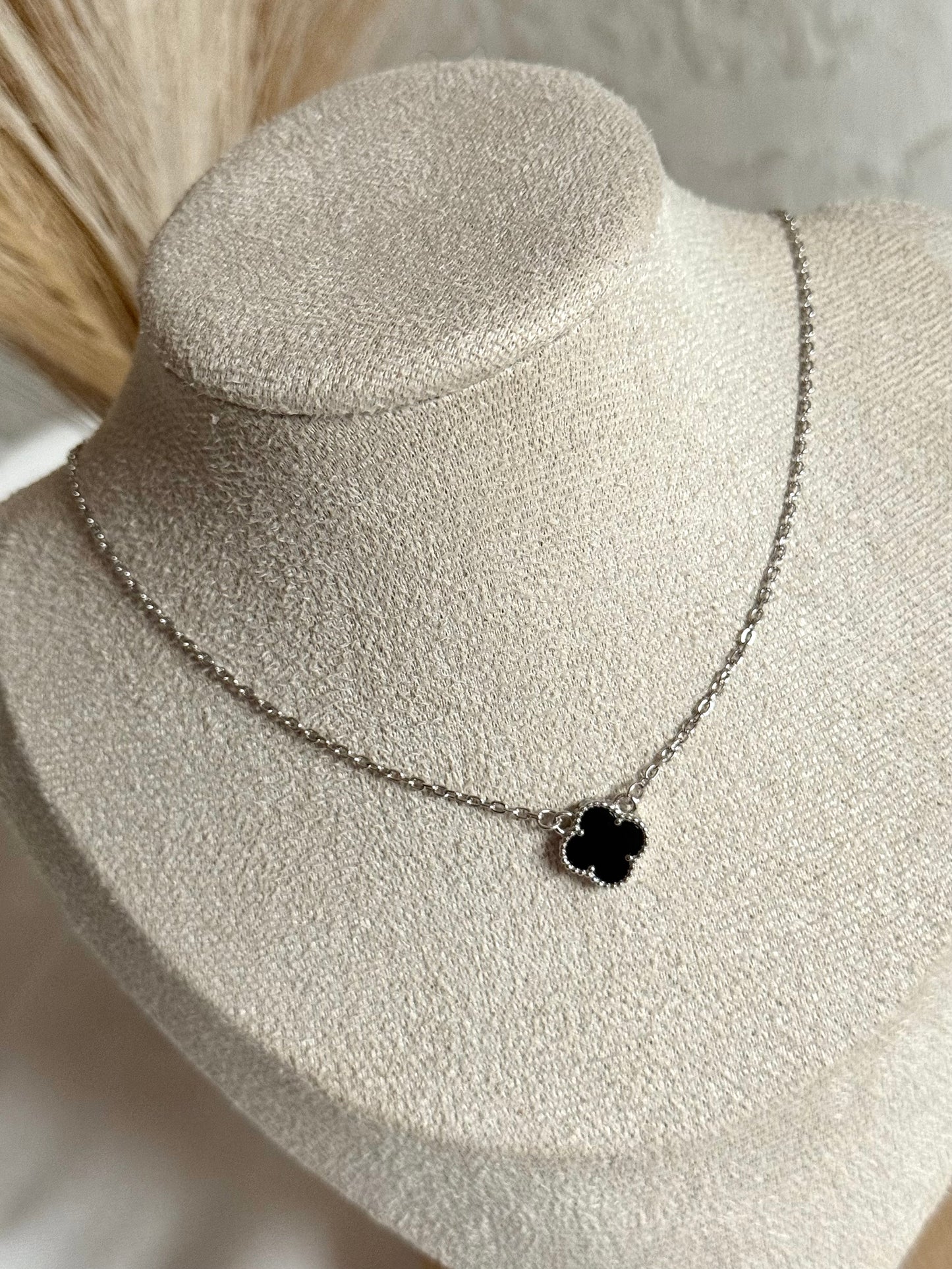Collar trébol negro