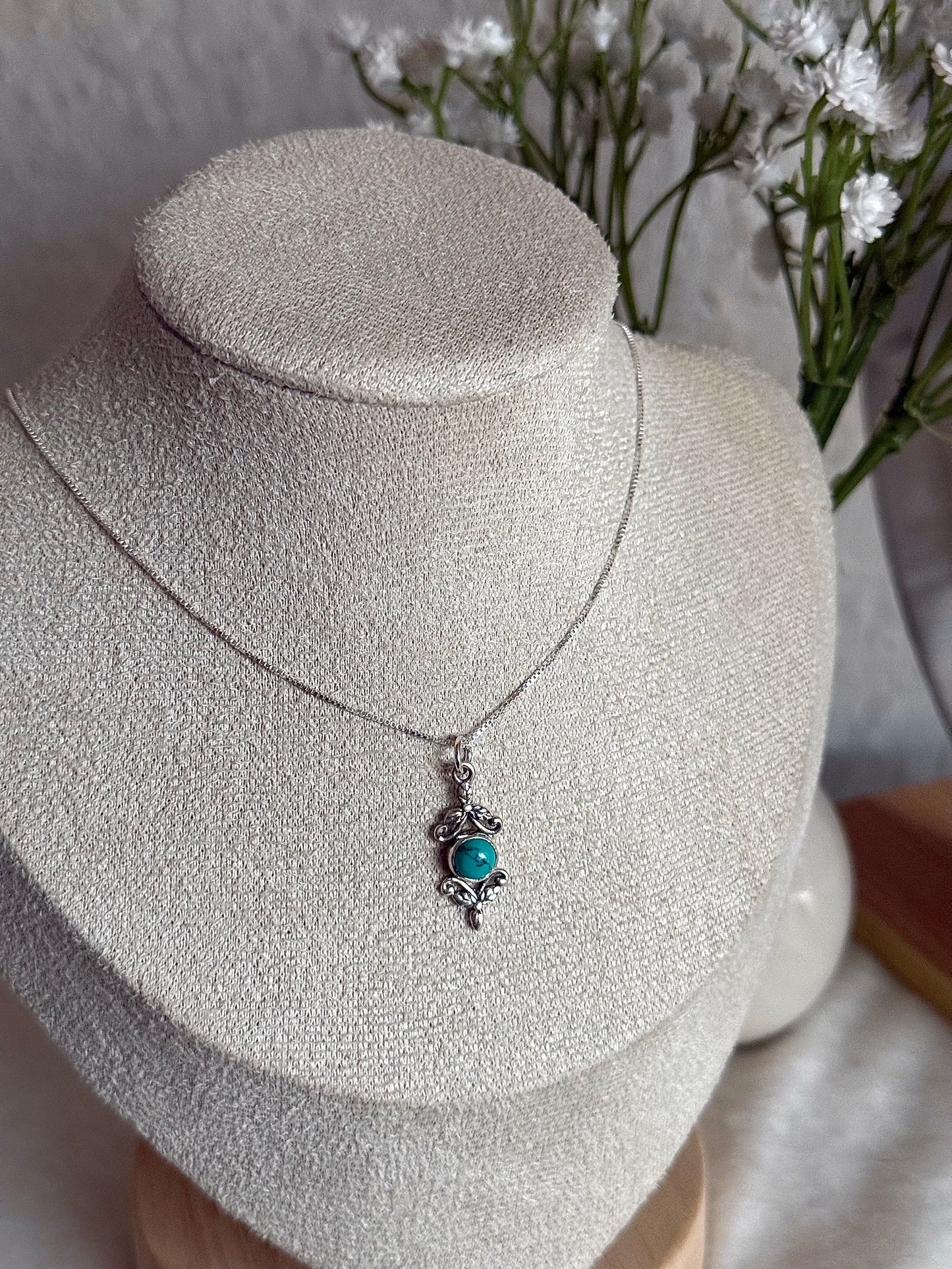 Collar hojas con piedra natural