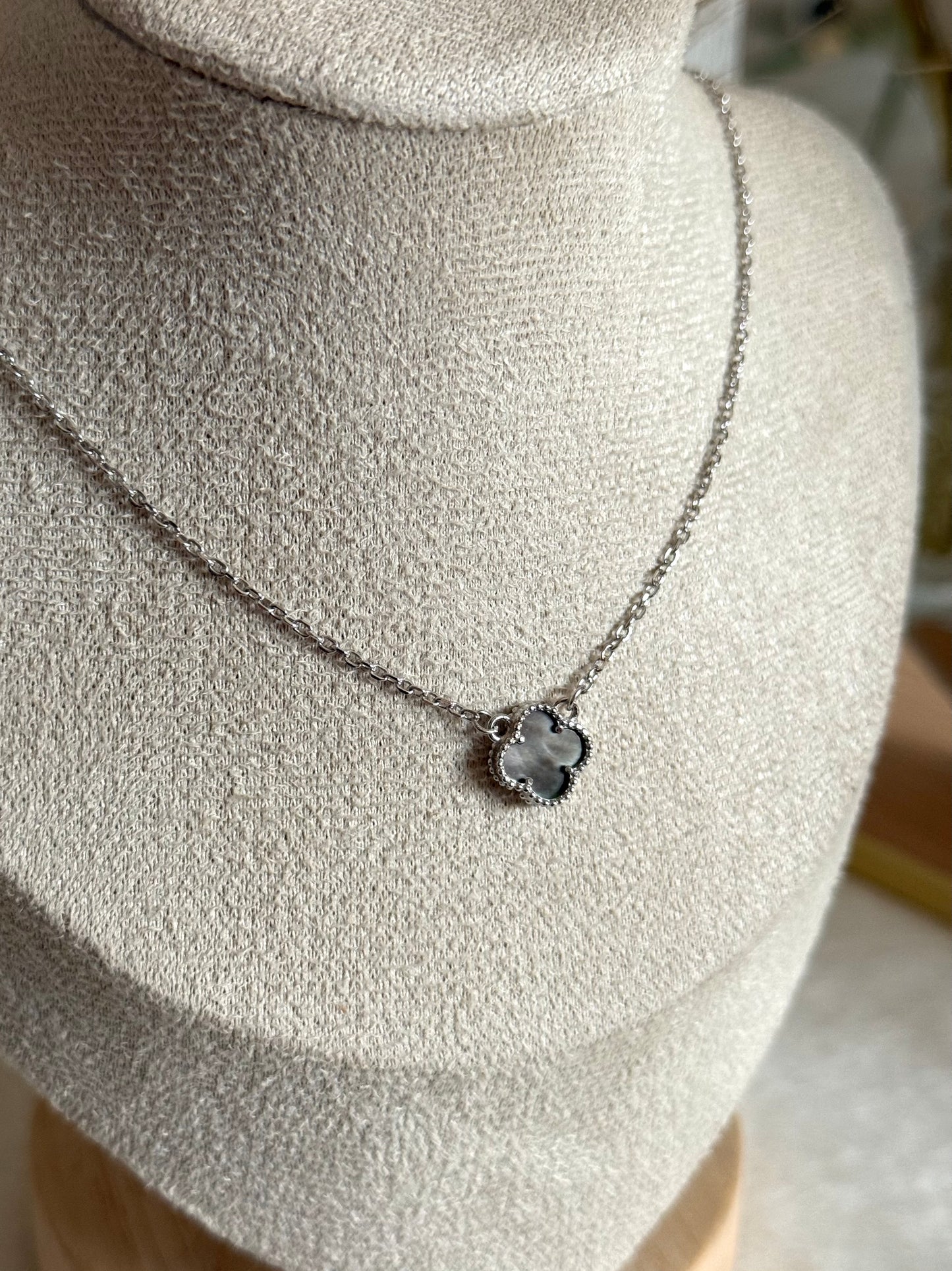 Collar trébol tornasol