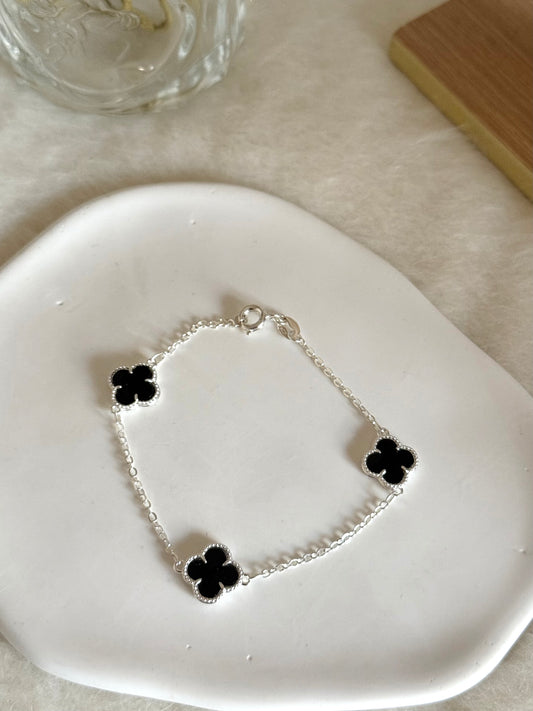 Pulsera triple trébol