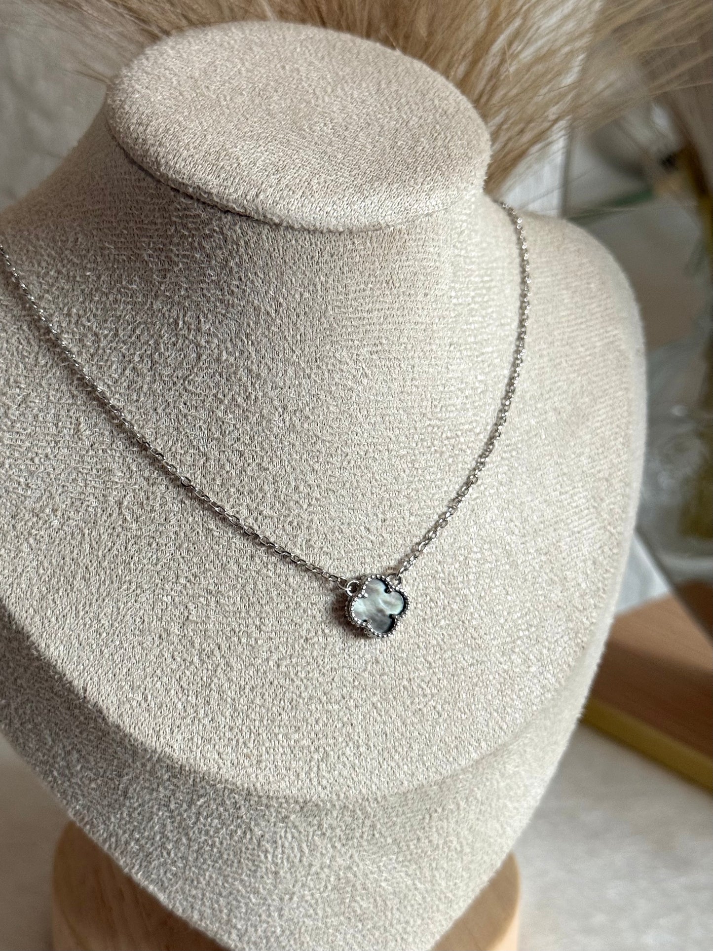 Collar trébol tornasol