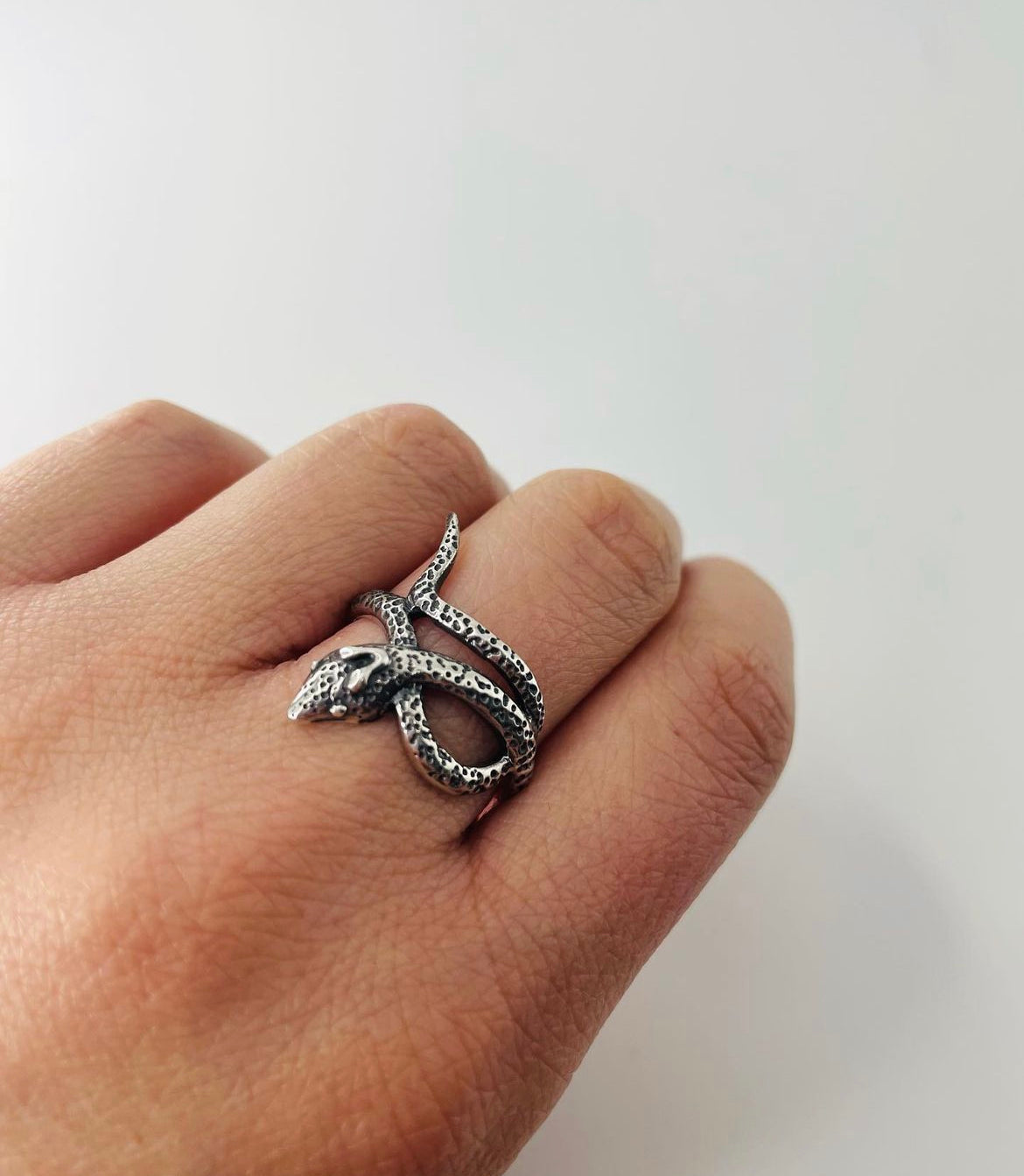 Anillo serpiente texturizada